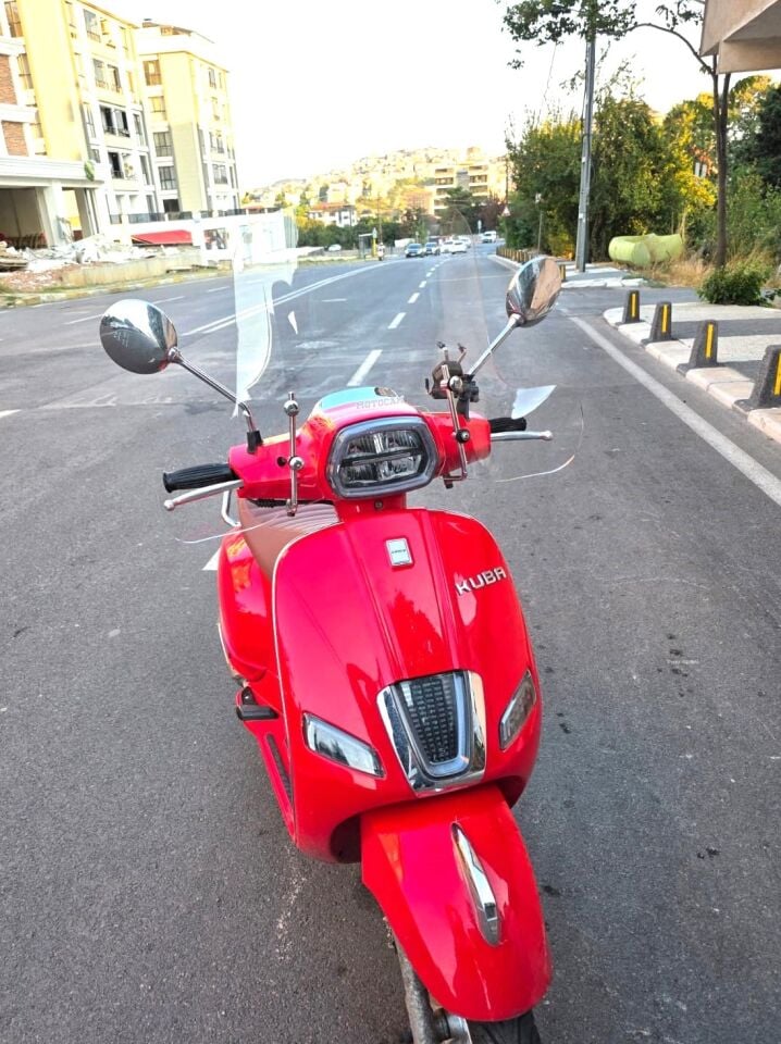 MOTOCAM Küba Grace 125 Ön Cam 2023-2026 Model 37cm Şeffaf Renkli Elcikli APARATSIZ