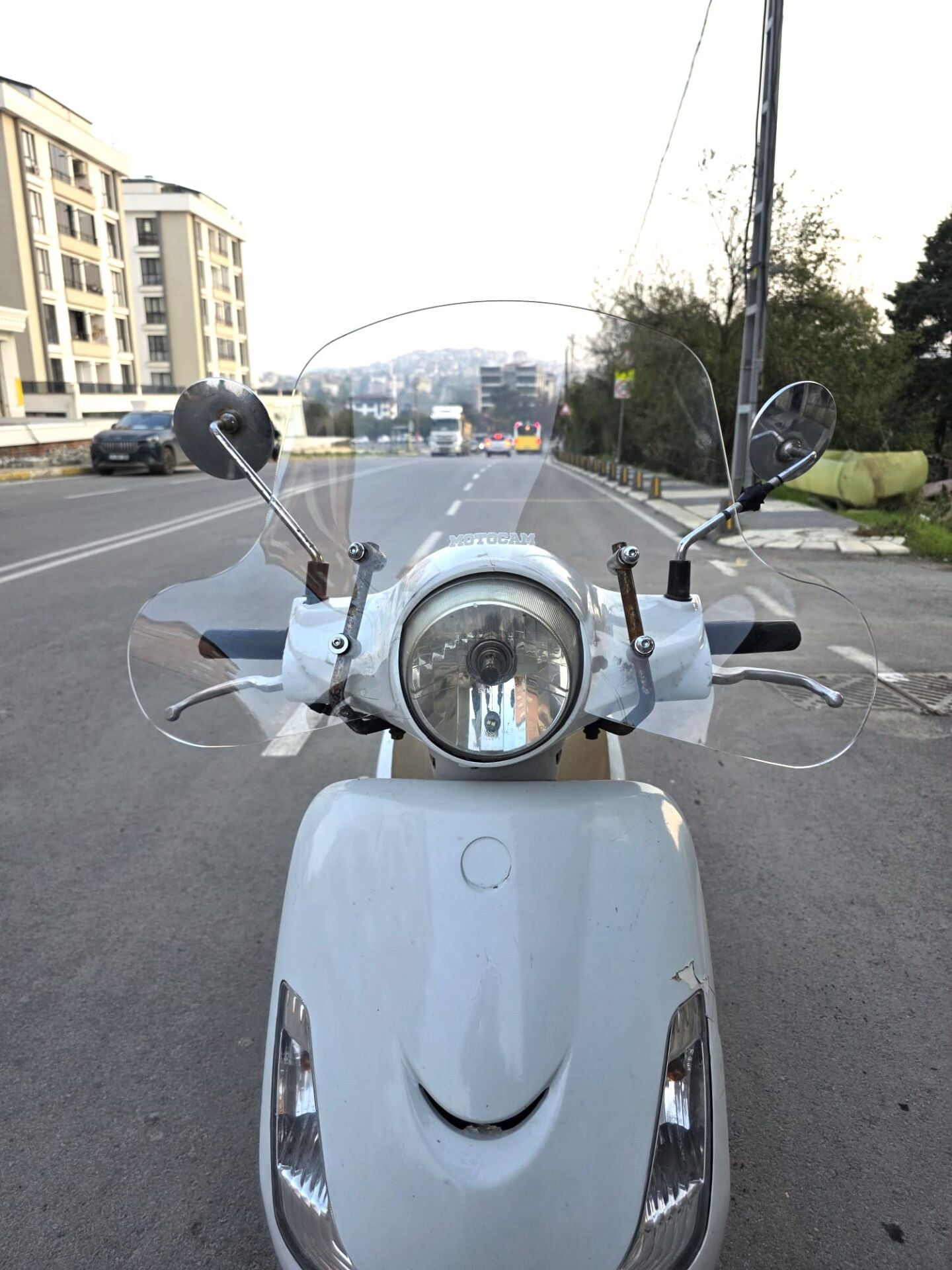 MOTOCAM SYM Fiddle IV 125 Ön Cam 2023-2024 Model 53cm Şeffaf Renkli Elcikli APARATSIZ