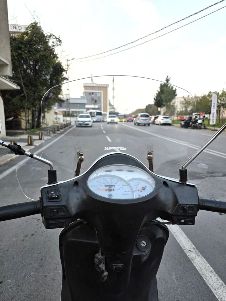 MOTOCAM SYM Fiddle IV 125 Ön Cam 2023-2024 Model 53cm Şeffaf Renkli Elcikli APARATSIZ