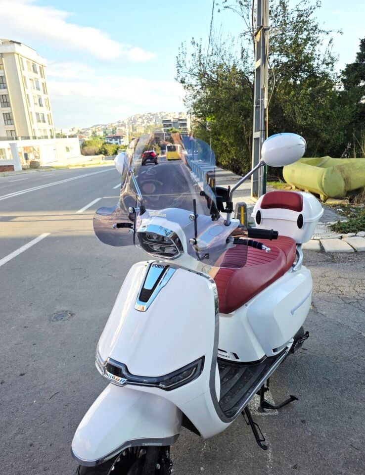 MOTOCAM Küba MT 50 Pro Plus Ön Cam 2024-2026 Model 43cm Füme Renkli 4mm Elcikli APARATSIZ