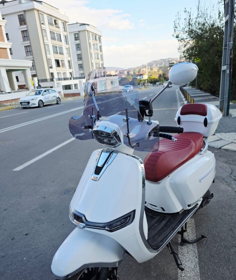 MOTOCAM Küba MT 50 Pro Plus Ön Cam 2024-2026 Model 43cm Füme Renkli 4mm Elcikli APARATSIZ