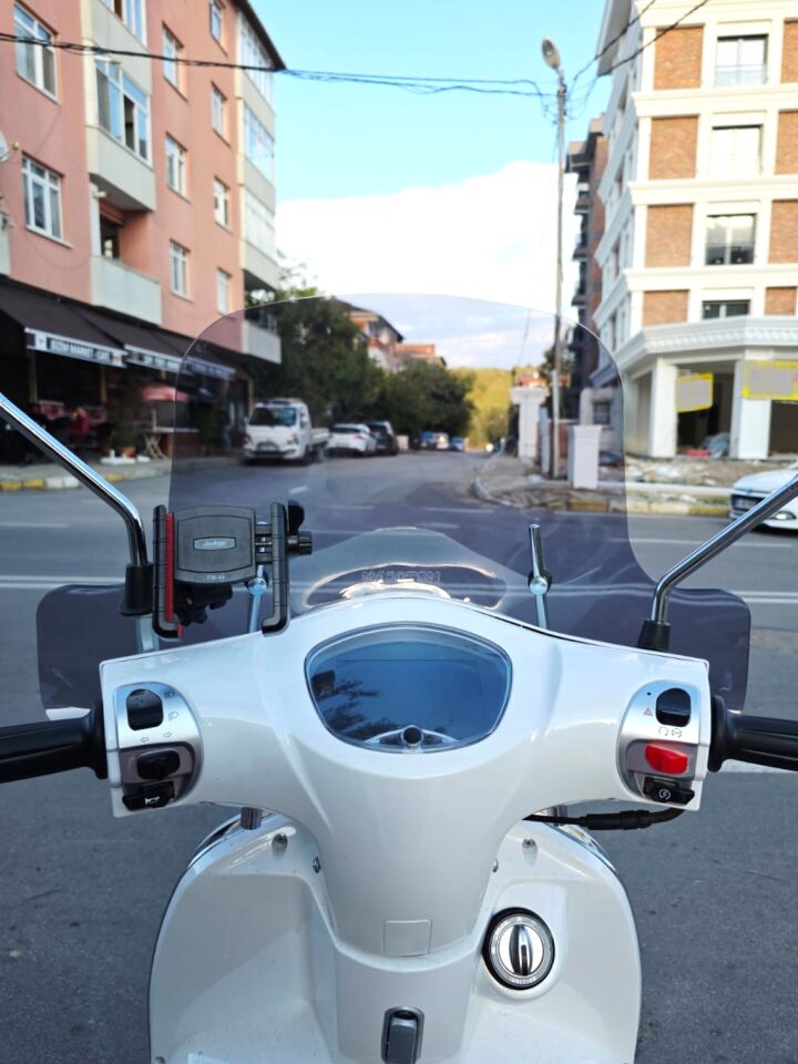 MOTOCAM Küba MT 50 Pro Plus Ön Cam 2024-2026 Model 43cm Füme Renkli 4mm Elcikli APARATSIZ