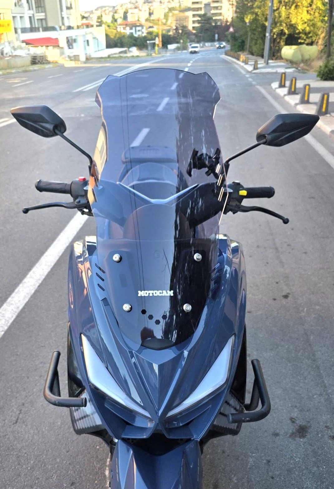 MOTOCAM Küba Newcity 125 Ön Cam 2023-2026 Model 65cm Füme Renkli 4mm ORTA BOYLU