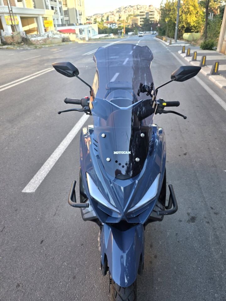 MOTOCAM Küba Newcity 125 Ön Cam 2023-2026 Model 65cm Füme Renkli 4mm ORTA BOYLU