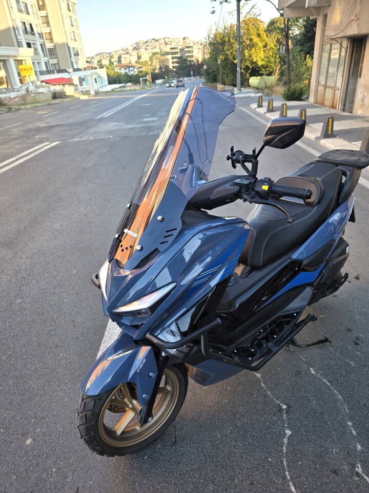 MOTOCAM Küba Newcity 125 Ön Cam 2023-2026 Model 65cm Füme Renkli 4mm ORTA BOYLU