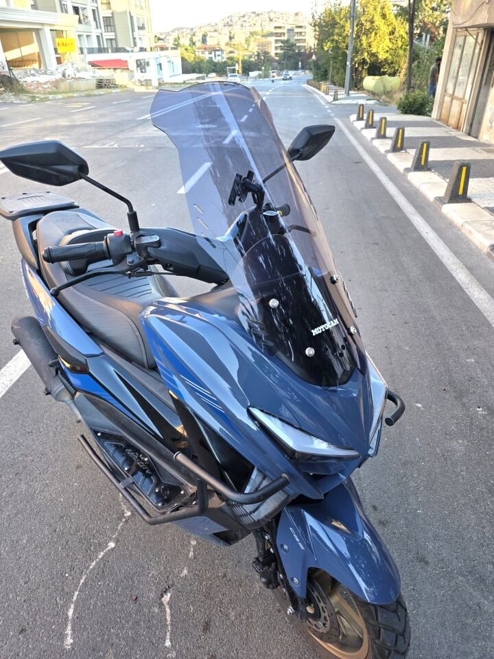 MOTOCAM Küba Newcity 125 Ön Cam 2023-2026 Model 65cm Füme Renkli 4mm ORTA BOYLU