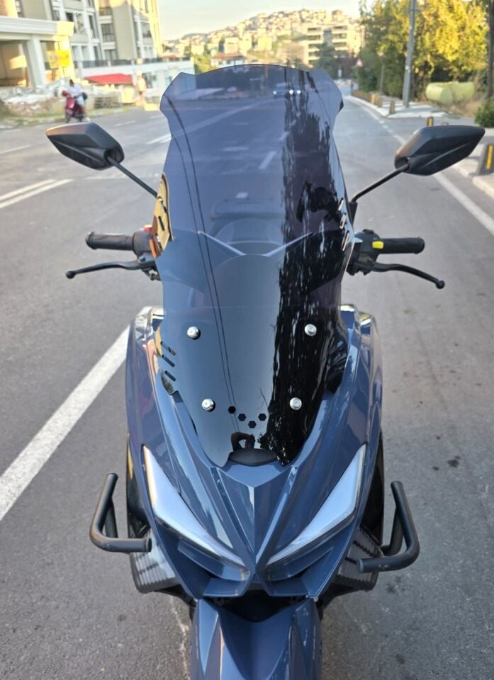 MOTOCAM Küba Newcity 125 Ön Cam 2023-2026 Model 65cm Siyah Renkli 4mm ORTA BOYLU