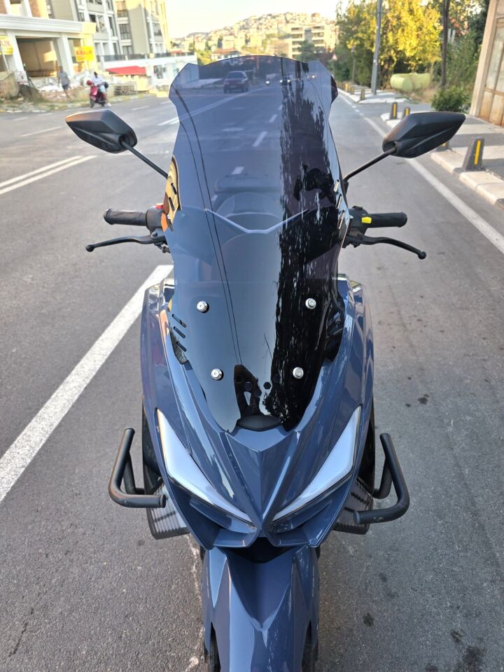 MOTOCAM Küba Newcity 125 Ön Cam 2023-2026 Model 65cm Siyah Renkli 4mm ORTA BOYLU