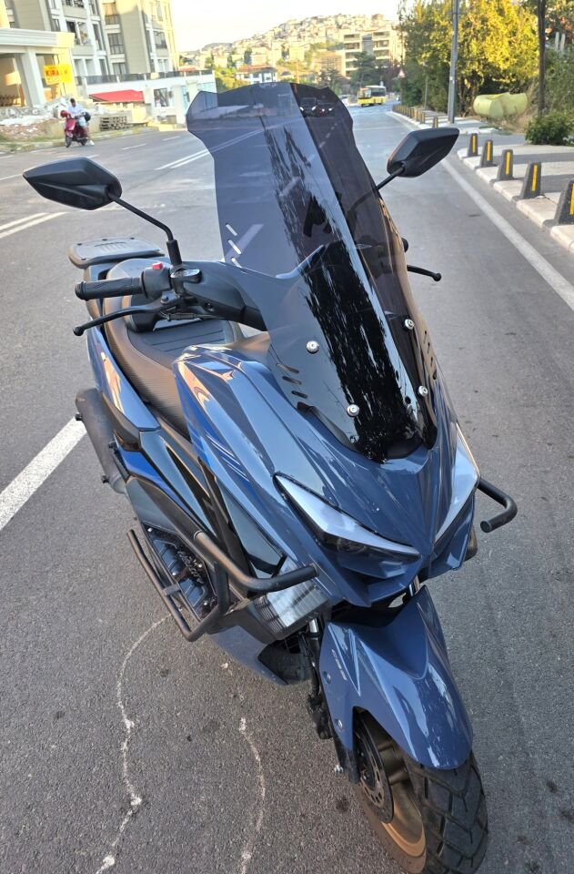 MOTOCAM Küba Newcity 125 Ön Cam 2023-2026 Model 65cm Siyah Renkli 4mm ORTA BOYLU