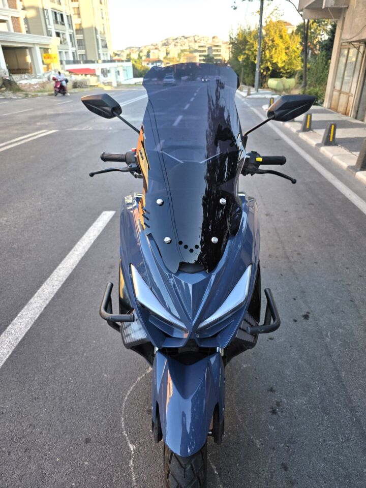 MOTOCAM Küba Newcity 125 Ön Cam 2023-2026 Model 65cm Siyah Renkli 4mm ORTA BOYLU