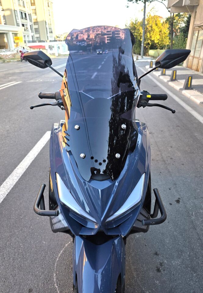 MOTOCAM Küba Newcity 125 Ön Cam 2023-2026 Model 65cm Siyah Renkli 4mm ORTA BOYLU