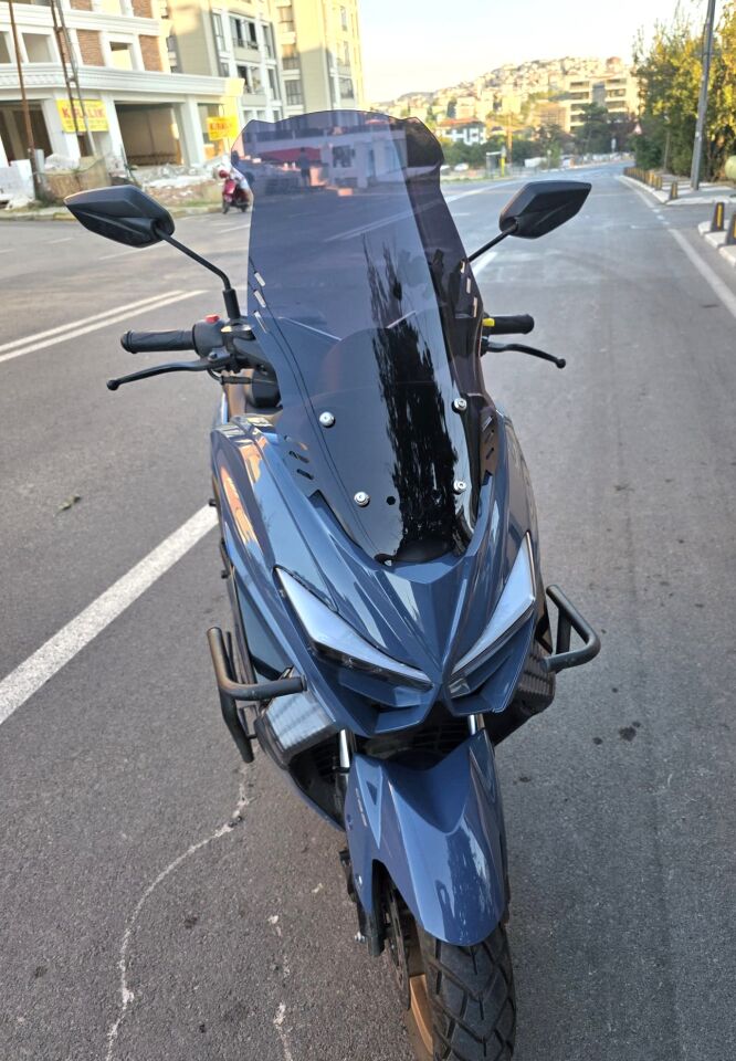 MOTOCAM Küba Newcity 125 Ön Cam 2023-2026 Model 65cm Siyah Renkli 4mm ORTA BOYLU