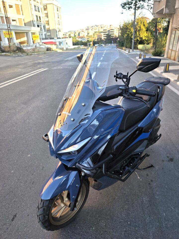 MOTOCAM Küba Newcity 125 Ön Cam 2023-2026 Model 65cm Şeffaf Renkli 4mm ORTA BOYLU