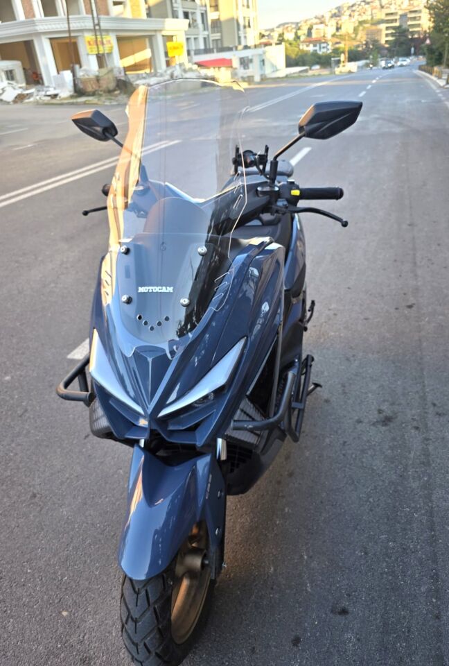 MOTOCAM Küba Newcity 125 Ön Cam 2023-2026 Model 65cm Şeffaf Renkli 4mm ORTA BOYLU