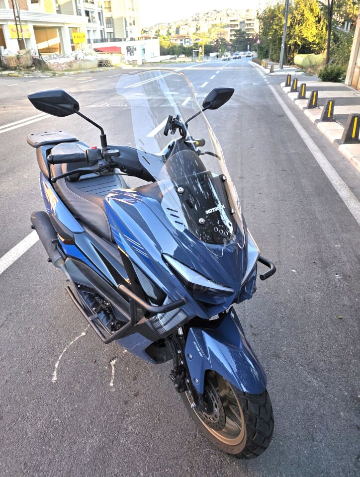 MOTOCAM Küba Newcity 125 Ön Cam 2023-2026 Model 65cm Şeffaf Renkli 4mm ORTA BOYLU