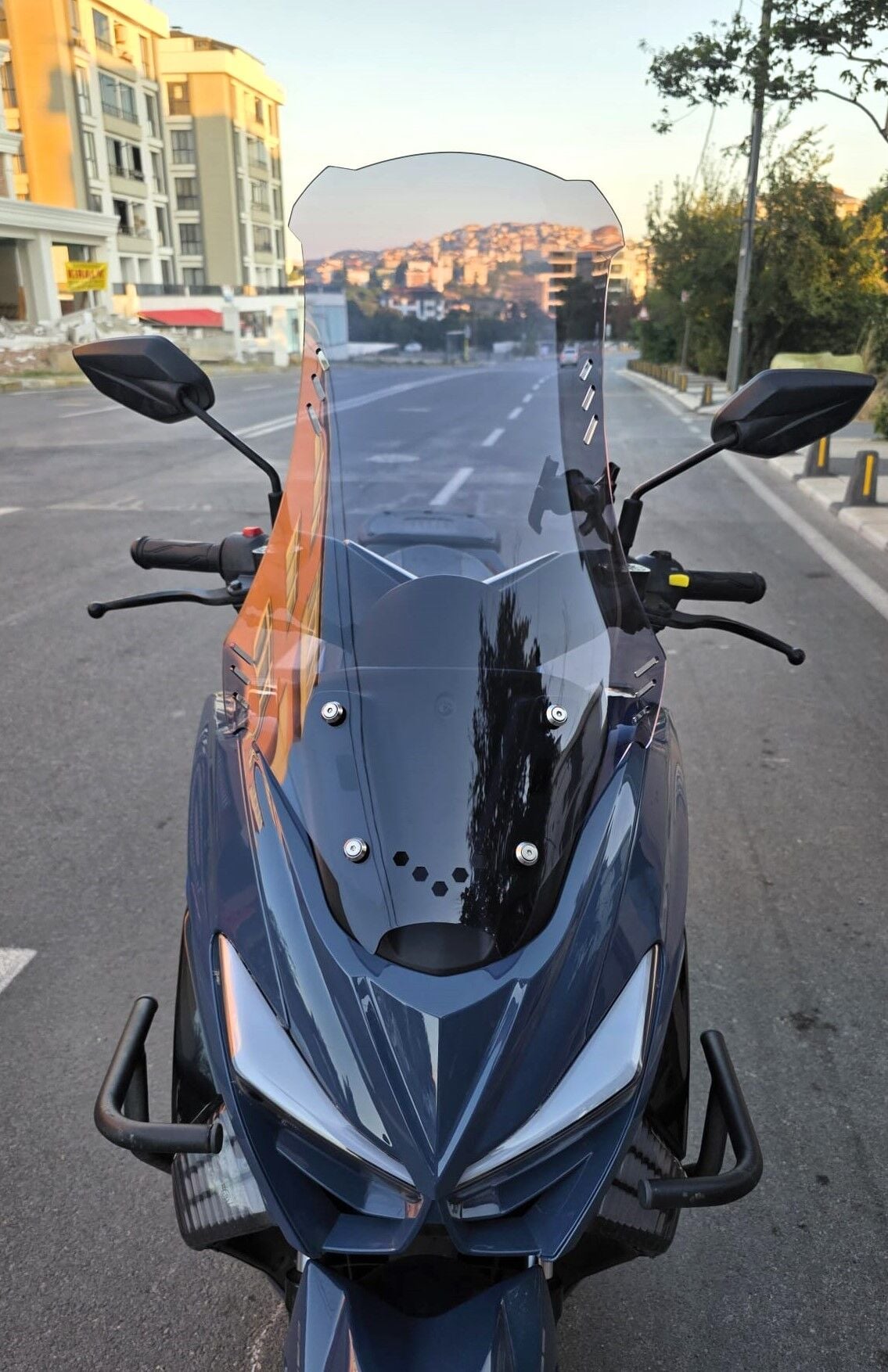 MOTOCAM Küba Newcity 125 Ön Cam 2023-2026 Model 75cm Füme Renkli 4mm UZUN