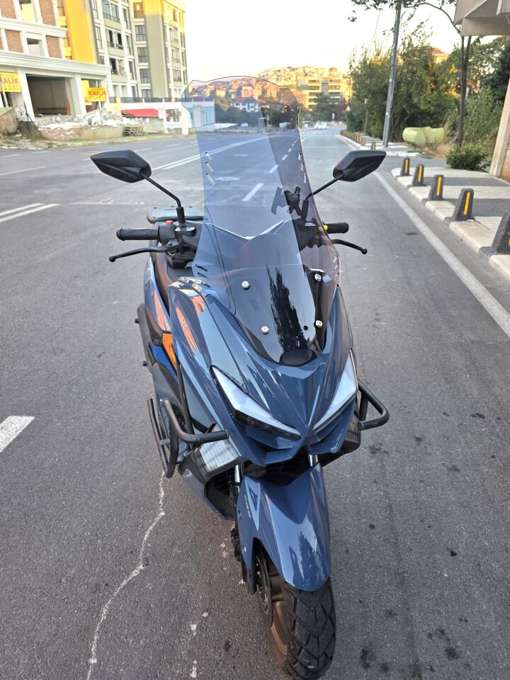 MOTOCAM Küba Newcity 125 Ön Cam 2023-2026 Model 75cm Füme Renkli 4mm UZUN