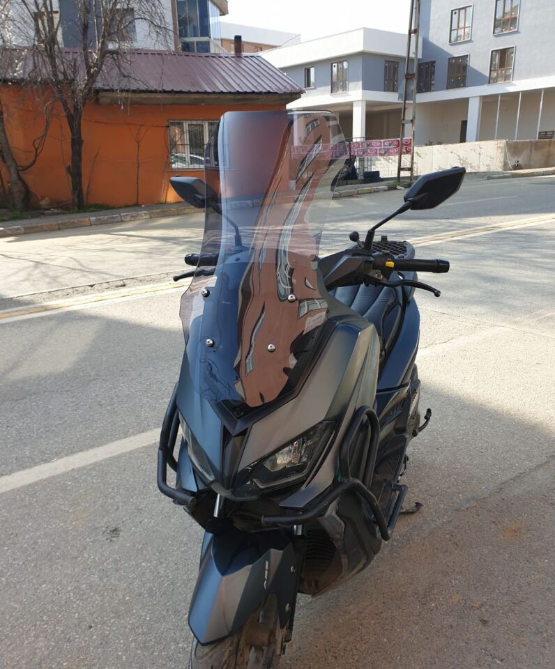 MOTOCAM Küba Novax 200 Ön Cam 2023-2026 Model 57cm Füme Renkli 4mm