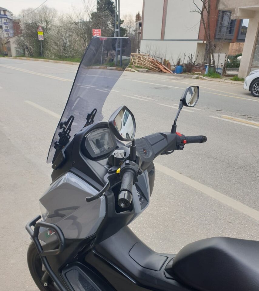 MOTOCAM Küba Novax 200 Ön Cam 2023-2026 Model 57cm Füme Renkli 4mm