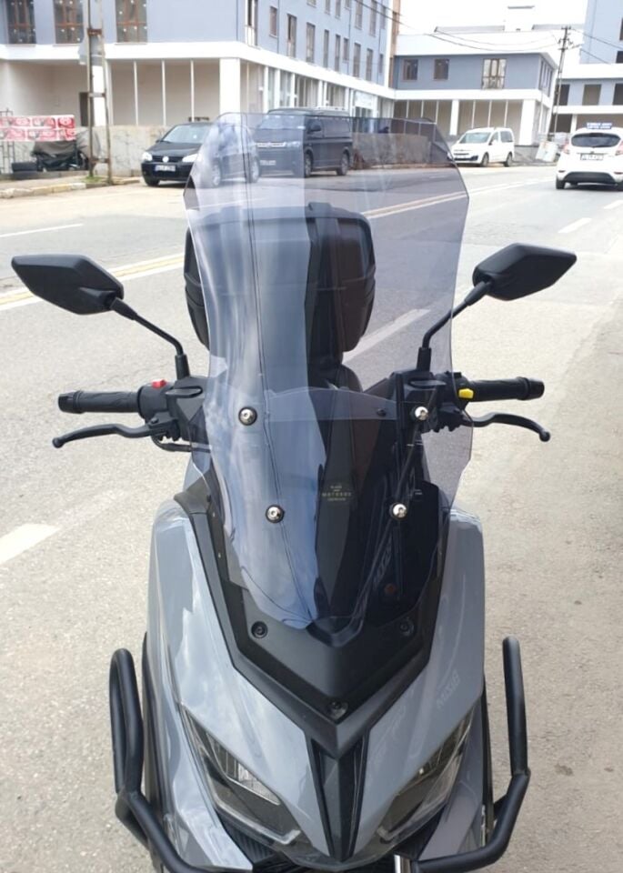 MOTOCAM Küba Novax 200 Ön Cam 2023-2026 Model 57cm Füme Renkli 4mm