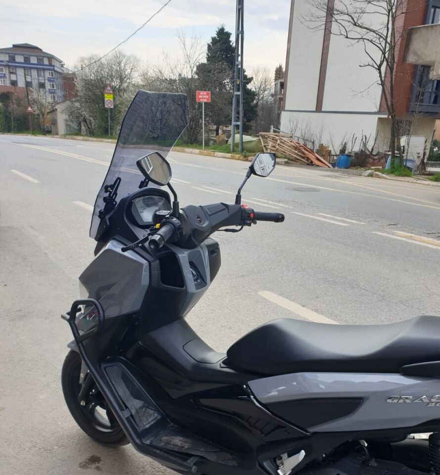 MOTOCAM Küba Novax 200 Ön Cam 2023-2026 Model 57cm Füme Renkli 4mm