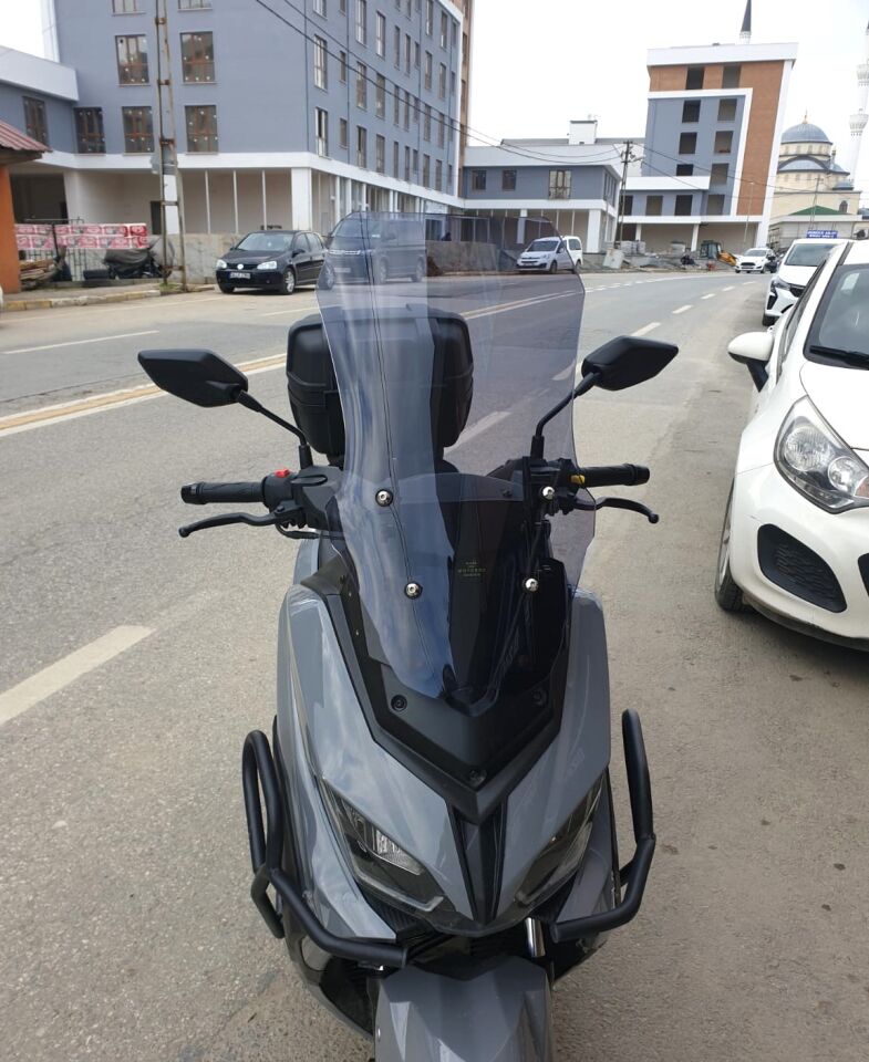 MOTOCAM Küba Novax 200 Ön Cam 2023-2026 Model 57cm Füme Renkli 4mm