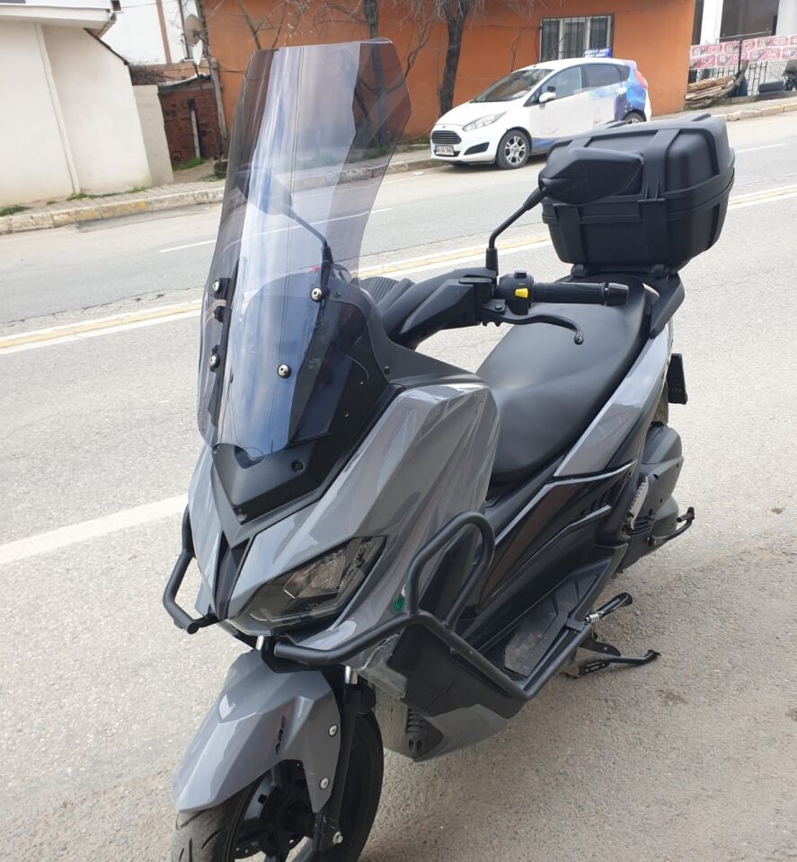 MOTOCAM Küba Novax 200 Ön Cam 2023-2026 Model 57cm Füme Renkli 4mm