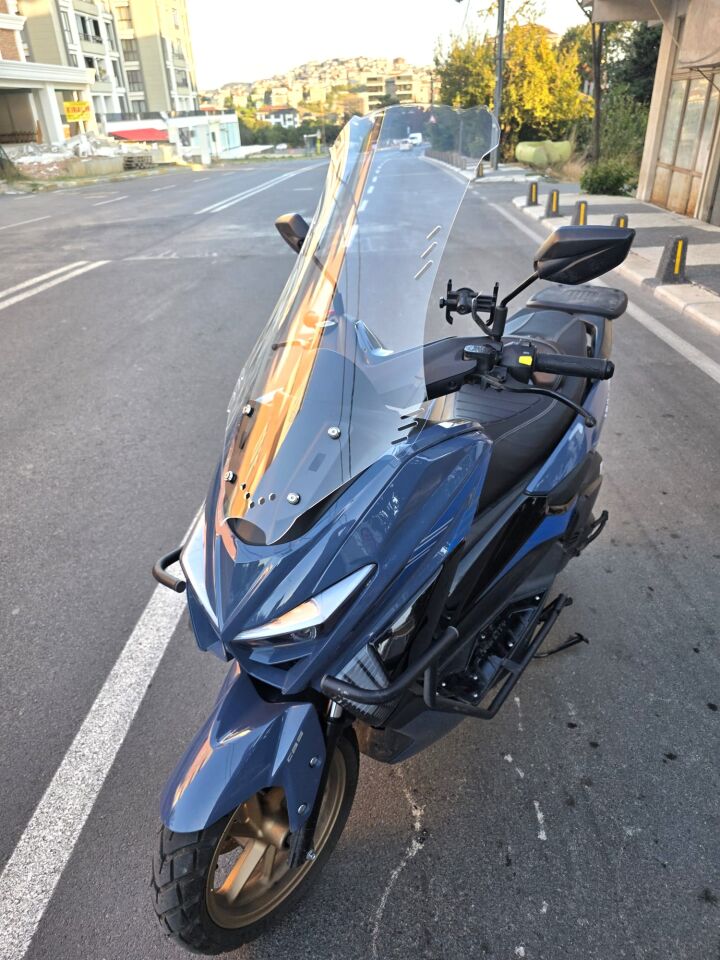 MOTOCAM Küba Newcity 125 Ön Cam 2023-2026 Model 75cm Şeffaf Renkli 4mm UZUN