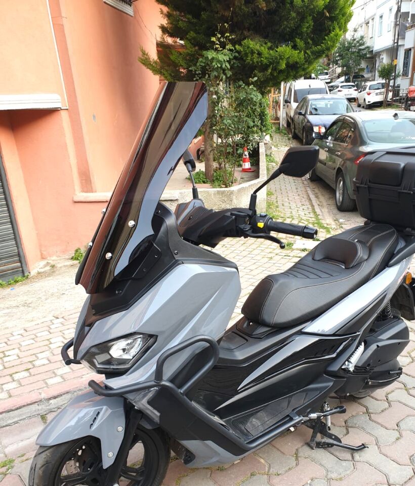 MOTOCAM Küba Novax 200 Ön Cam 2023-2026 Model 57cm Siyah Renkli 4mm