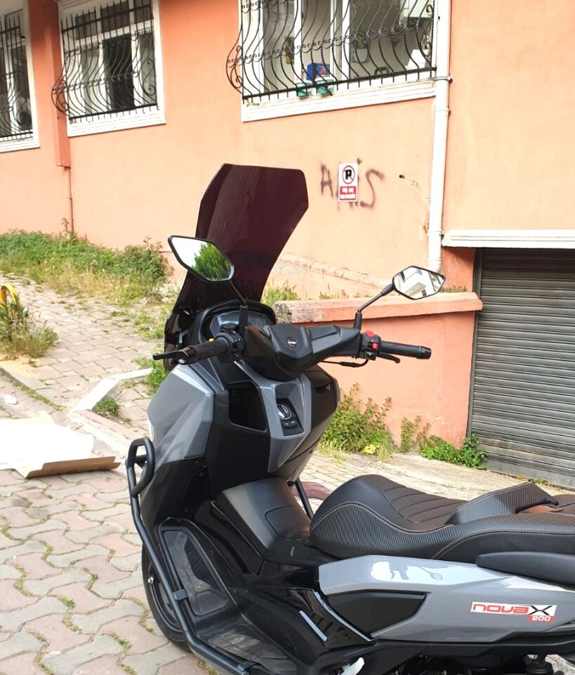 MOTOCAM Küba Novax 200 Ön Cam 2023-2026 Model 57cm Siyah Renkli 4mm