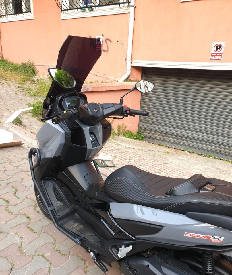 MOTOCAM Küba Novax 200 Ön Cam 2023-2026 Model 57cm Siyah Renkli 4mm