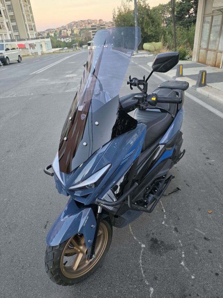 MOTOCAM Küba Newcity 125 Ön Cam 2023-2026 Model 78cm Füme Renkli 4mm UZUN