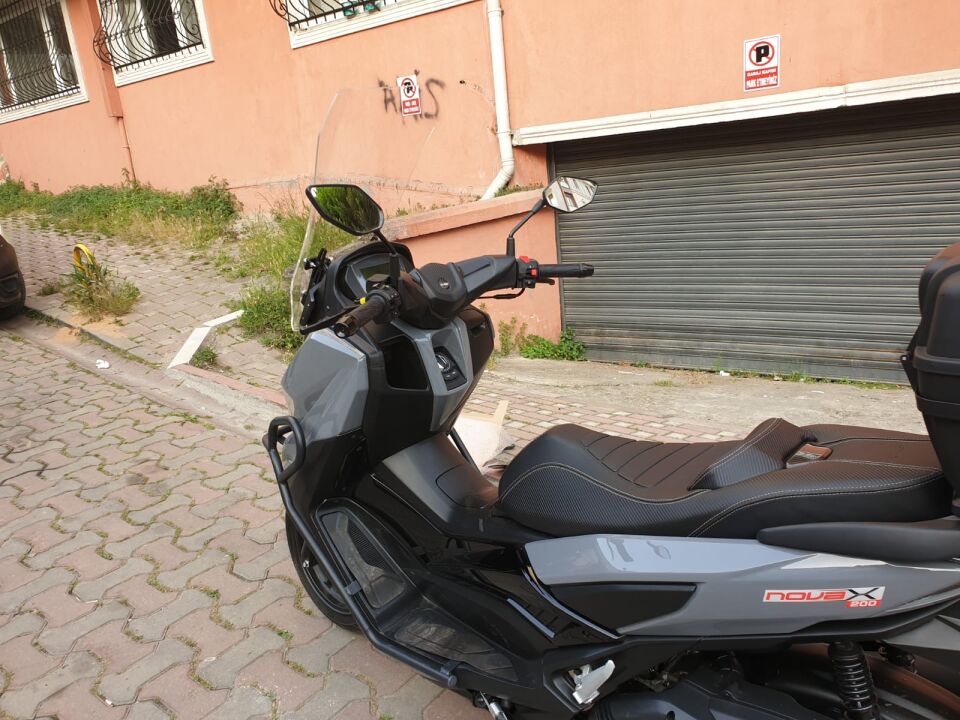 MOTOCAM Küba Novax 200 Ön Cam 2023-2026 Model 57cm Şeffaf Renkli 4mm