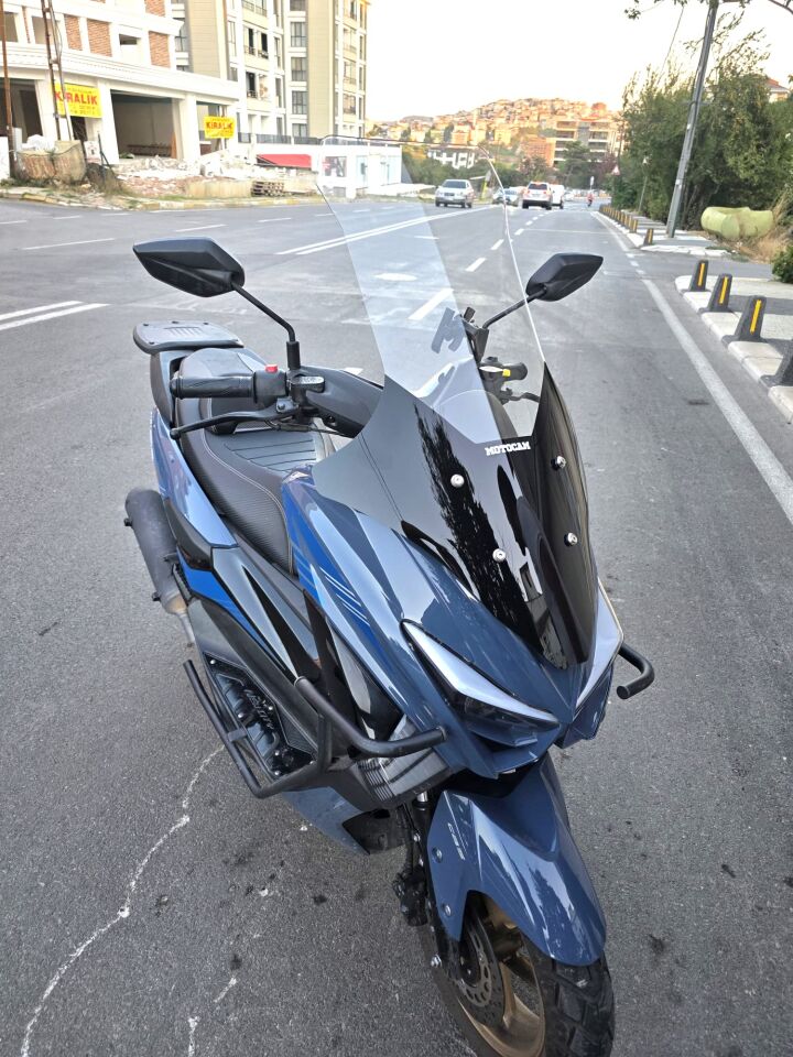 MOTOCAM Küba Newcity 125 Ön Cam 2023-2026 Model 78cm Şeffaf Renkli 4mm UZUN
