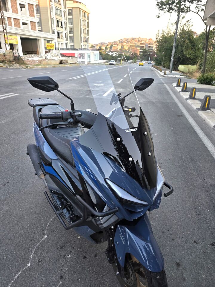 MOTOCAM Küba Newcity 125 Ön Cam 2023-2026 Model 78cm Şeffaf Renkli 4mm UZUN