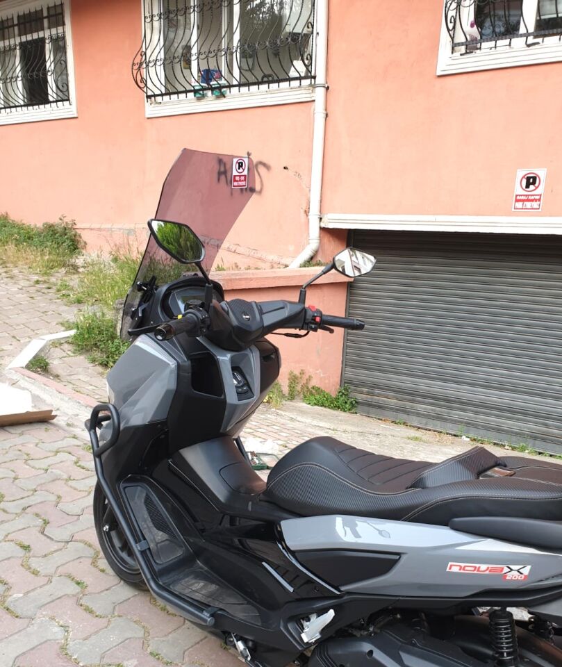 MOTOCAM Küba Novax 200 Ön Cam 2023-2026 Model 65cm Füme Renkli 4mm UZUN