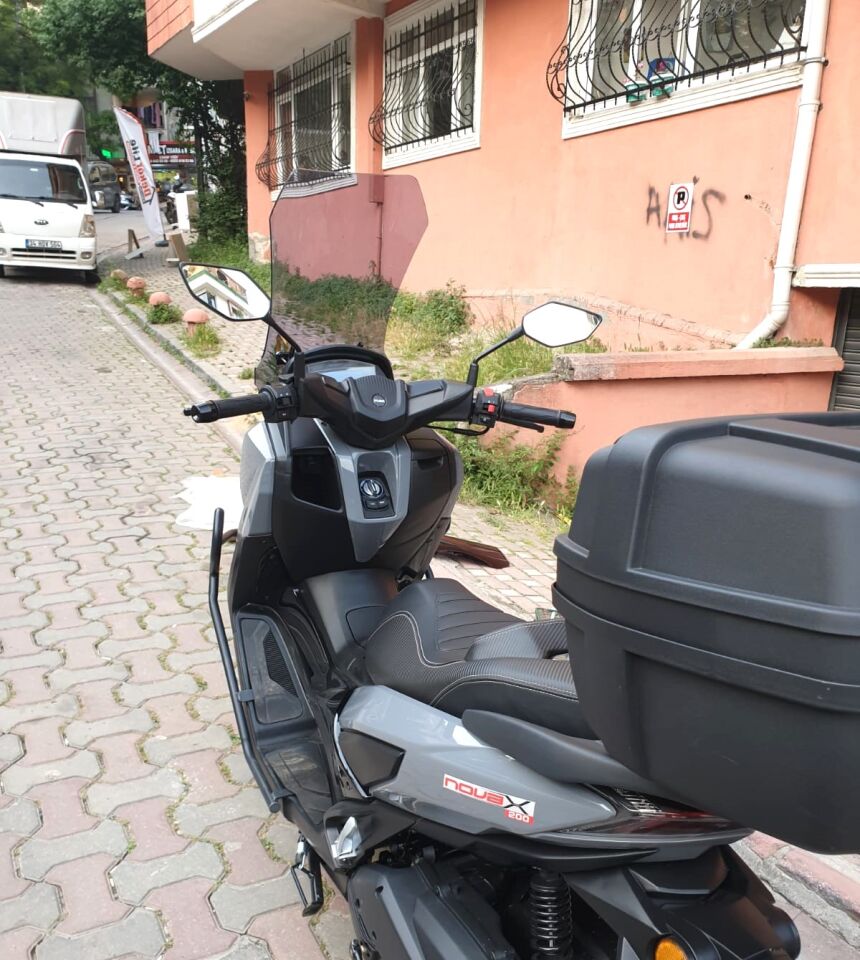 MOTOCAM Küba Novax 200 Ön Cam 2023-2026 Model 65cm Füme Renkli 4mm UZUN