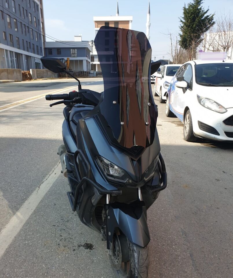 MOTOCAM Küba Novax 200 Ön Cam 2023-2026 Model 65cm Siyah Renkli 4mm UZUN