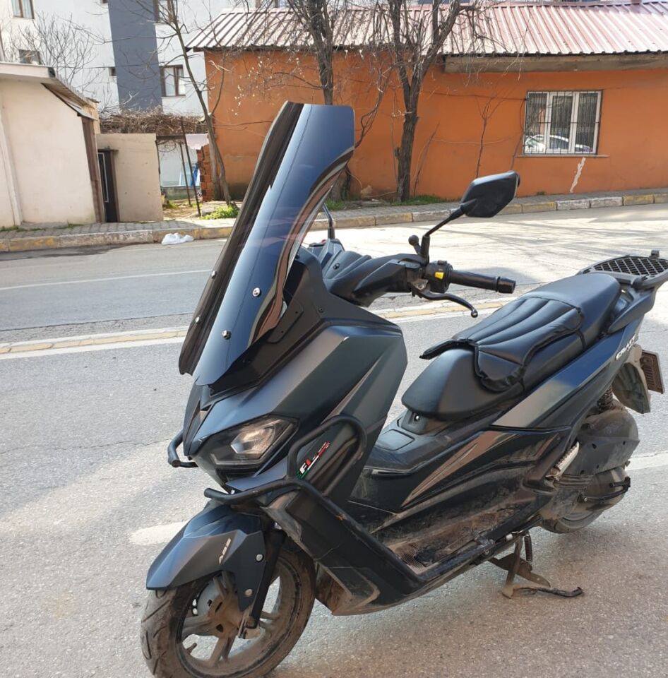 MOTOCAM Küba Novax 200 Ön Cam 2023-2026 Model 65cm Siyah Renkli 4mm UZUN