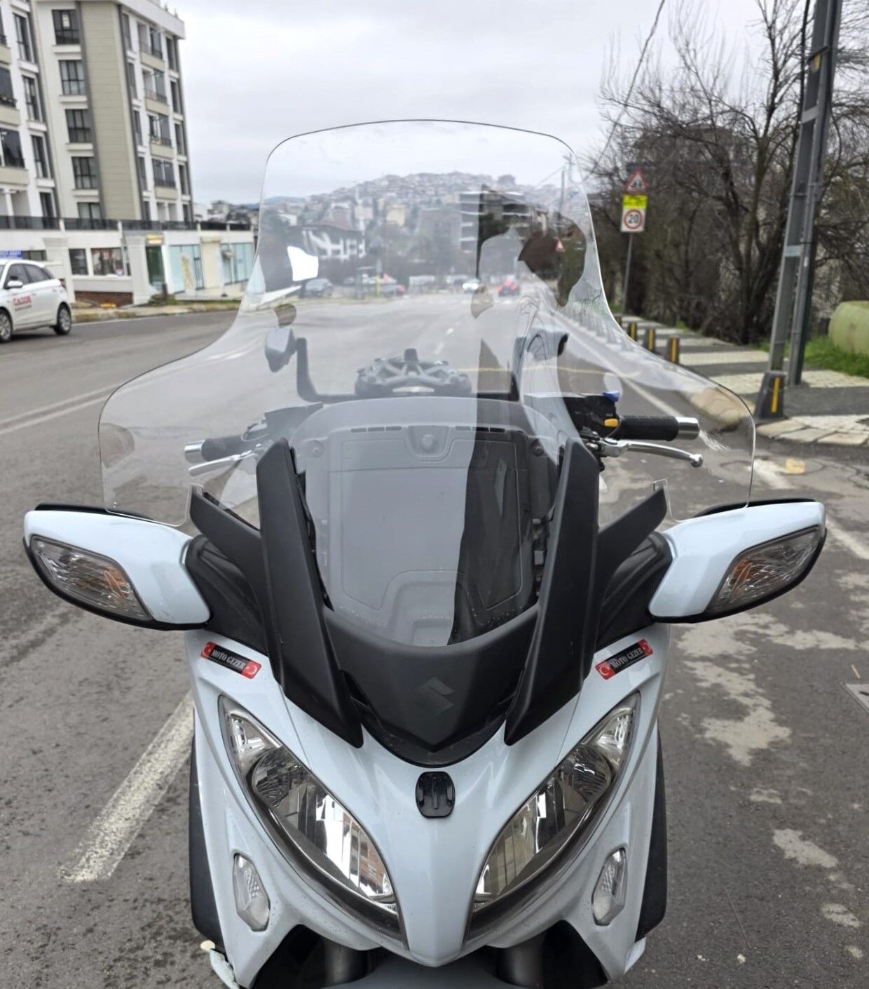 MOTOCAM Suzuki Burgman 650 Ön Cam 2013-2018 Model 76cm Şeffaf Renkli 4mm