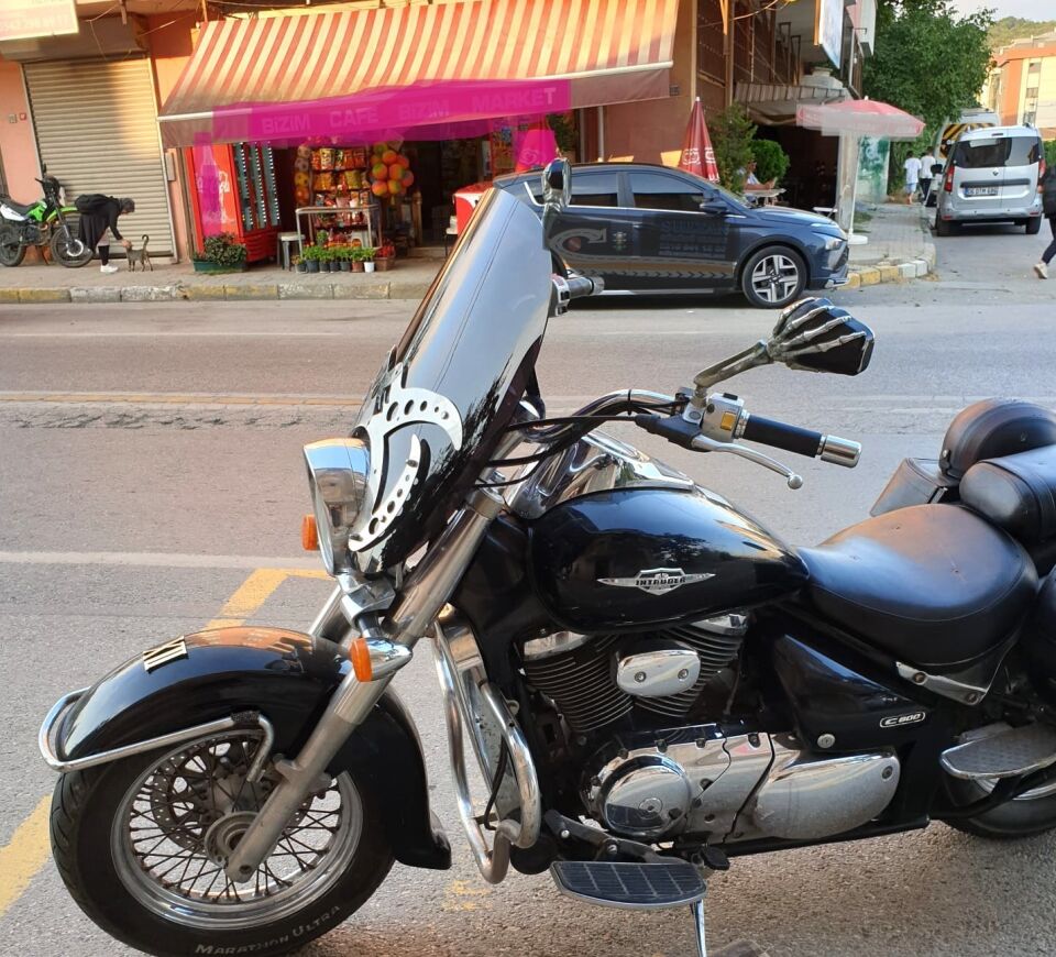 MOTOCAM Suzuki C 800 Ön Cam 2004-2016 Model 61cm Siyah Renkli 4mm APARATSIZDIR