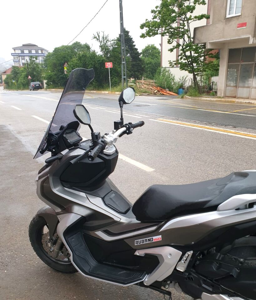 MOTOCAM Küba Rubano 150 Ön Cam 2023-2026 Model 65cm Füme Renkli 4mm ORTA BOYLU