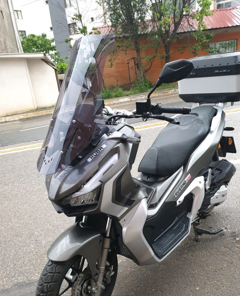 MOTOCAM Küba Rubano 150 Ön Cam 2023-2026 Model 65cm Füme Renkli 4mm ORTA BOYLU