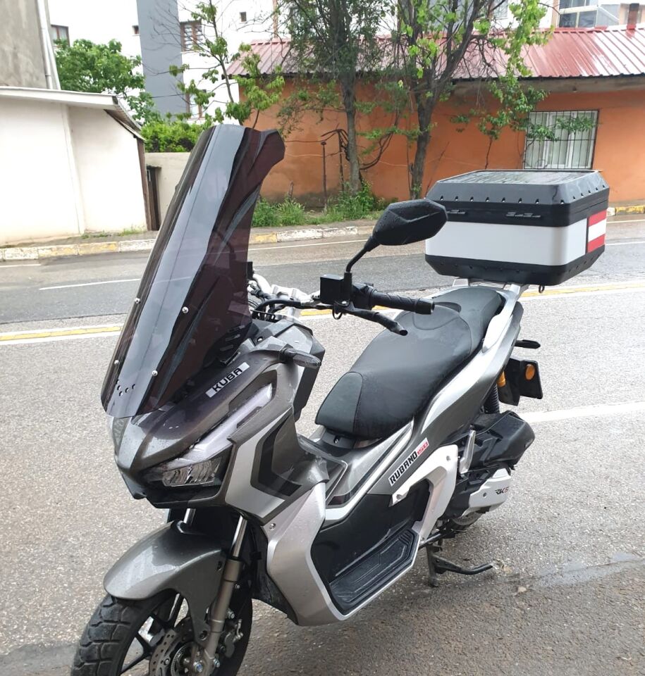 MOTOCAM Küba Rubano 150 Ön Cam 2023-2026 Model 65cm Siyah Renkli 4mm ORTA BOYLU