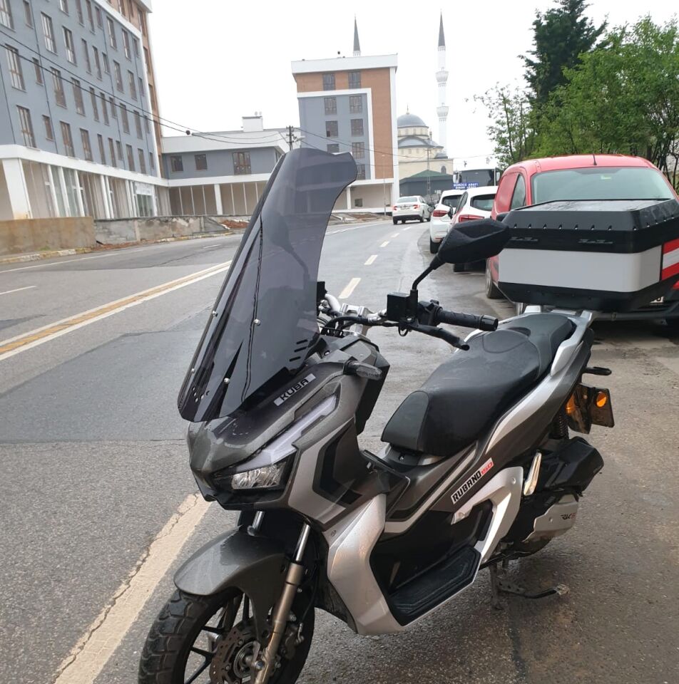 MOTOCAM Küba Rubano 150 Ön Cam 2023-2026 Model 65cm Siyah Renkli 4mm ORTA BOYLU