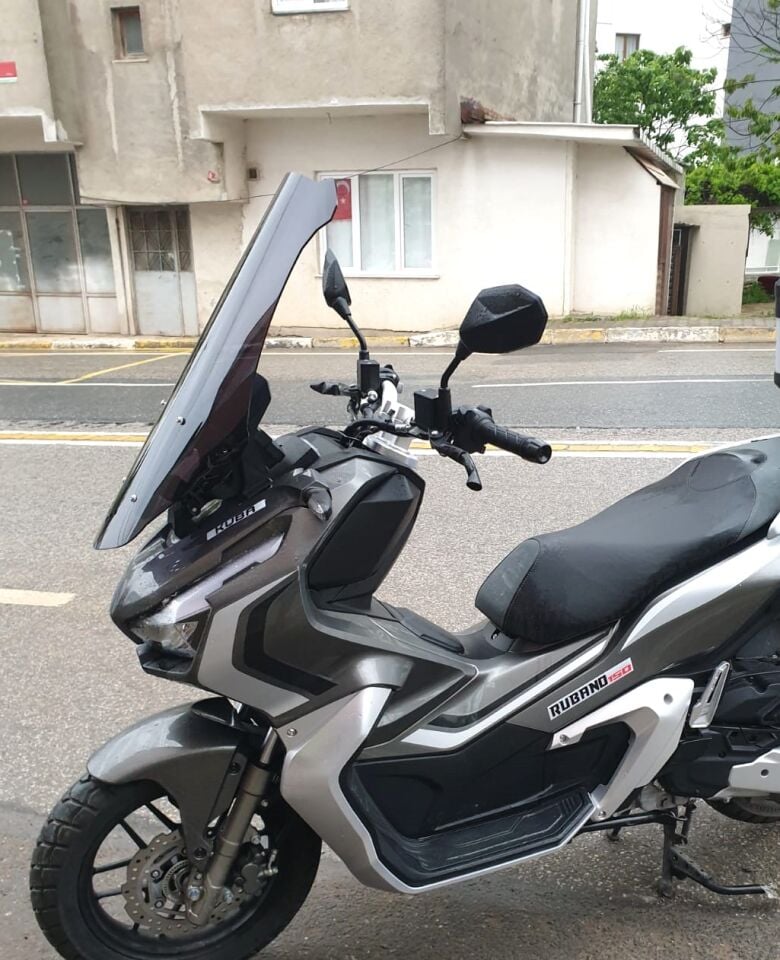 MOTOCAM Küba Rubano 150 Ön Cam 2023-2026 Model 65cm Siyah Renkli 4mm ORTA BOYLU