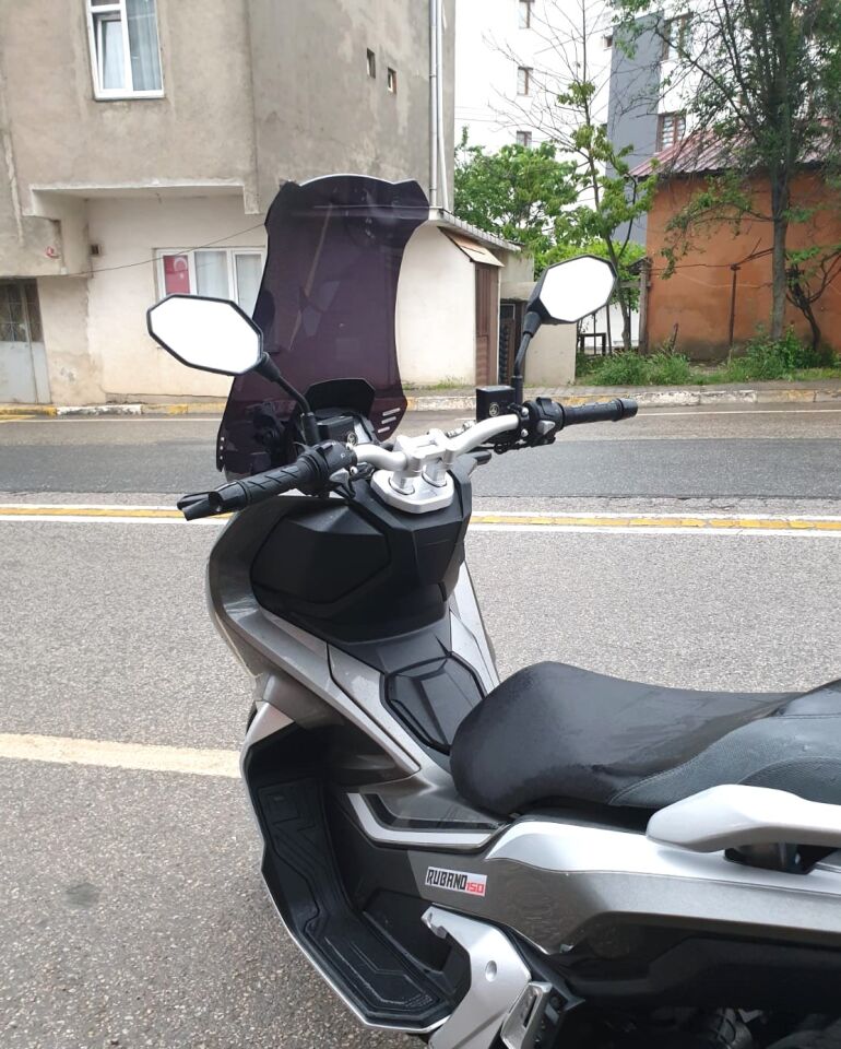 MOTOCAM Küba Rubano 150 Ön Cam 2023-2026 Model 65cm Siyah Renkli 4mm ORTA BOYLU