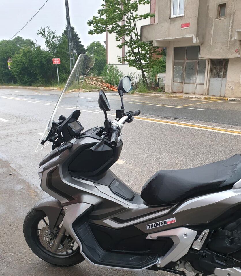 MOTOCAM Küba Rubano 150 Ön Cam 2023-2026 Model 65cm Şeffaf Renkli 4mm ORTA BOYLU