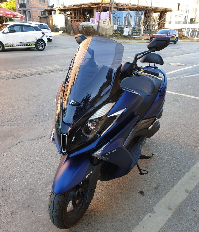 MOTOCAM Kymco Downtown 250i Ön Cam 2016-2026 Model 61cm Füme Renkli 4mm ORİJİNAL BOYLU