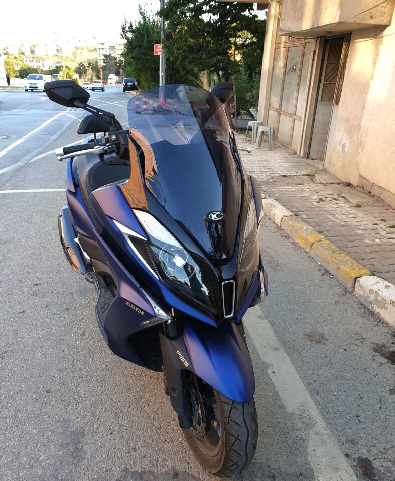 MOTOCAM Kymco Downtown 250i Ön Cam 2016-2026 Model 61cm Füme Renkli 4mm ORİJİNAL BOYLU